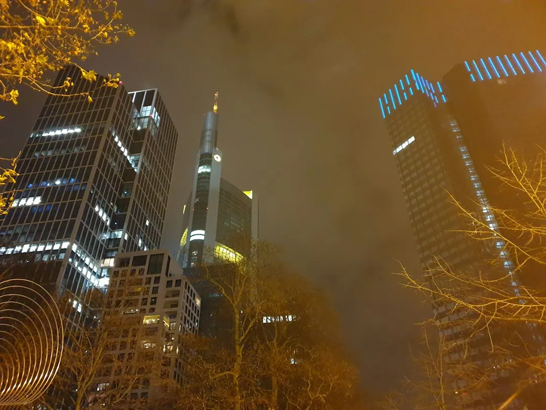 Hochhäuser der Frankfurter Innenstadt bei Nacht